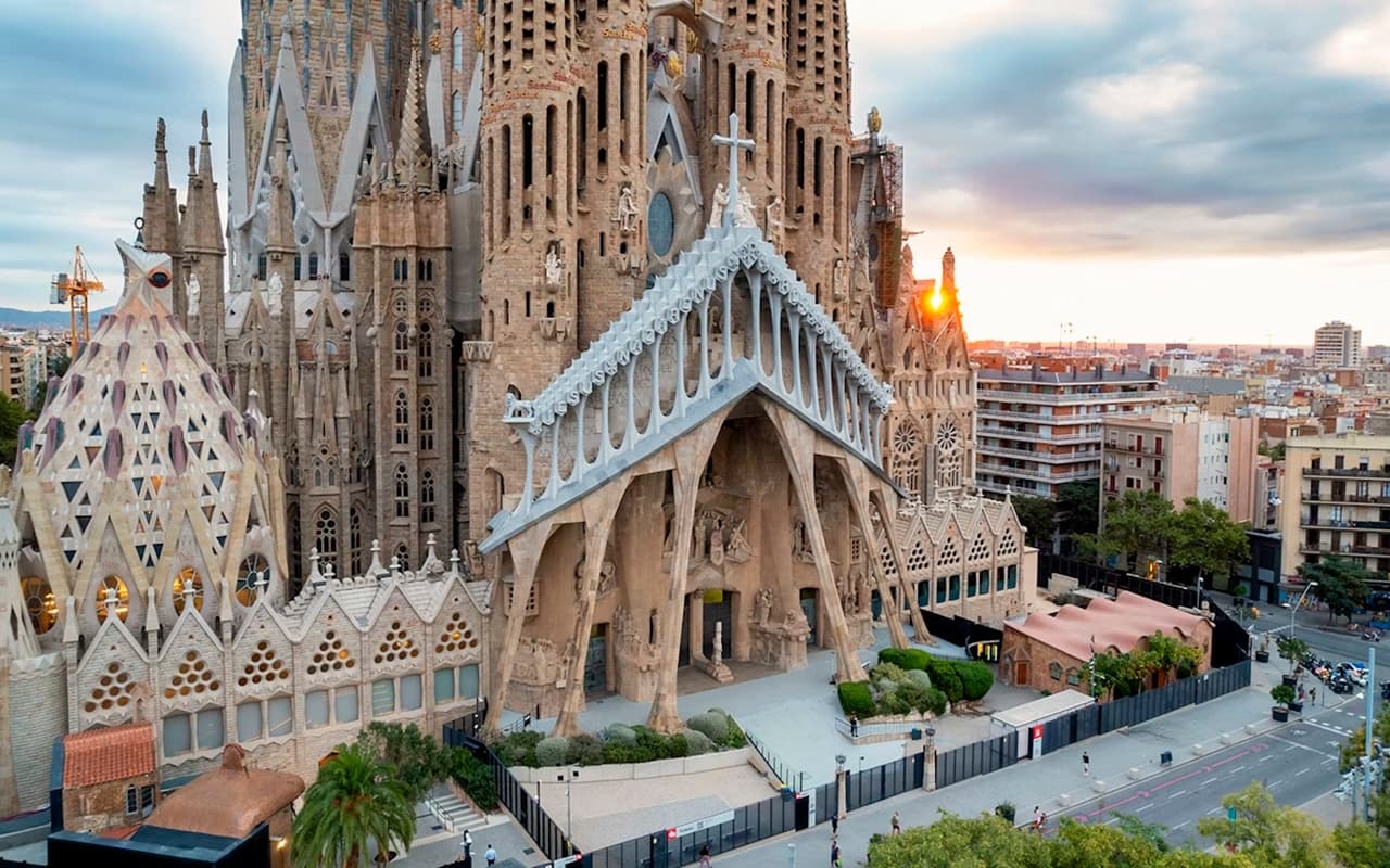 Sagrada Familia Exteriores: Secrets of the Facades — Barcelona Guided Exterior Tour