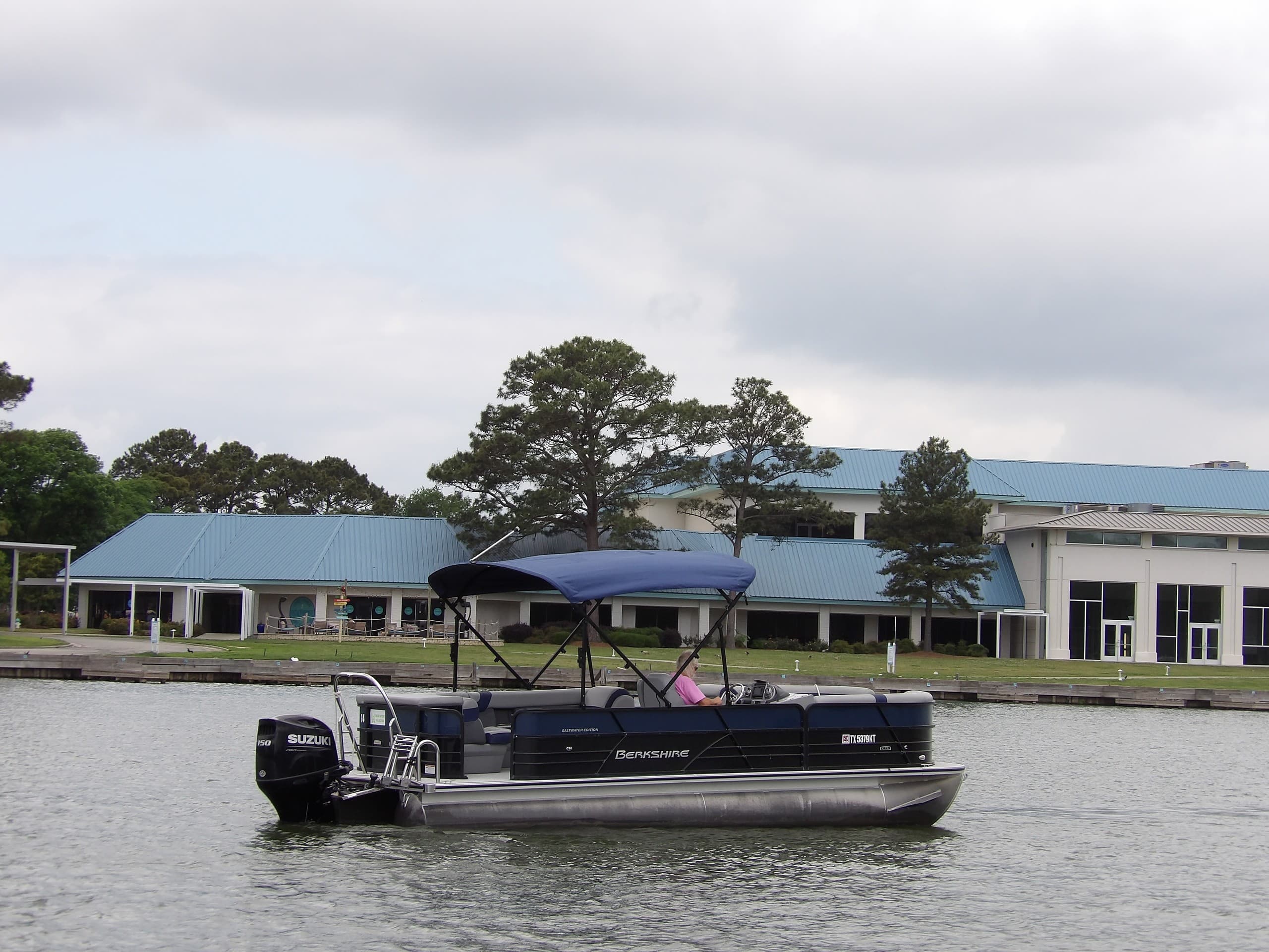 Deluxe Tritoon Self-Captained Pontoon Rentals on Lake Conroe