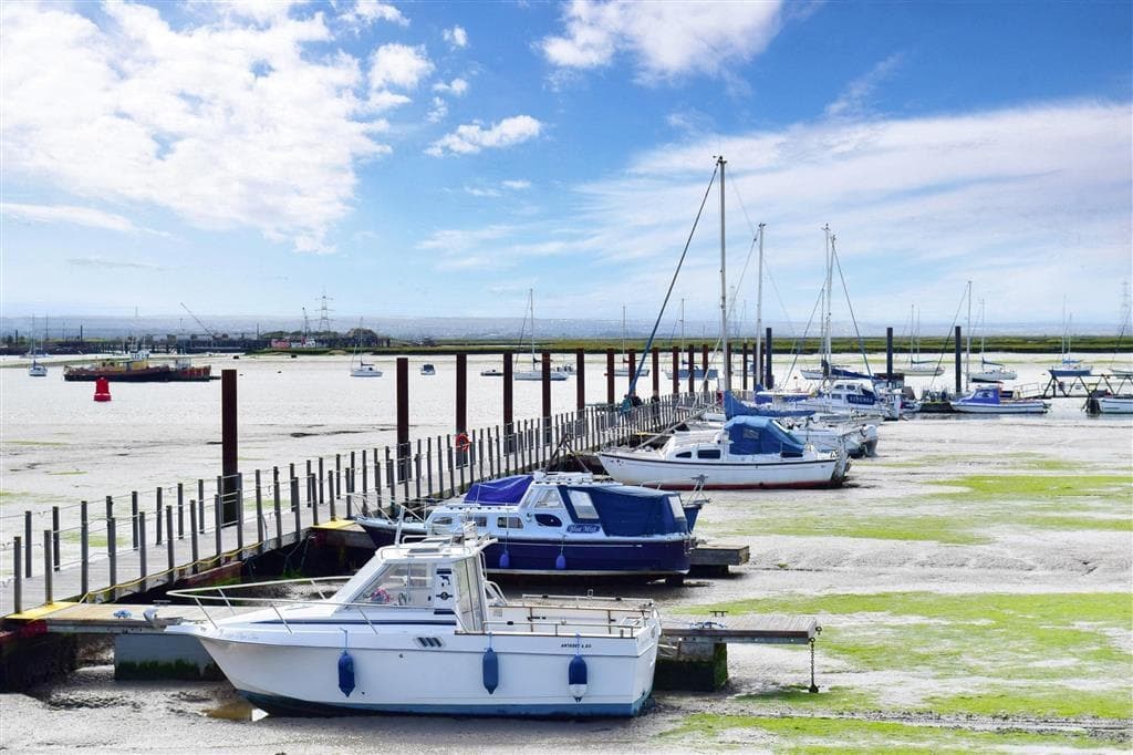 Brownes Boat Trips: Leigh to Queenborough Harbour Cruise