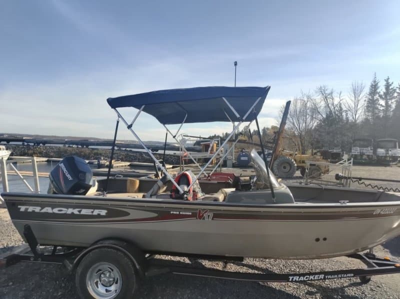 Water Activities with 17' Tracker V17 on Ottawa River