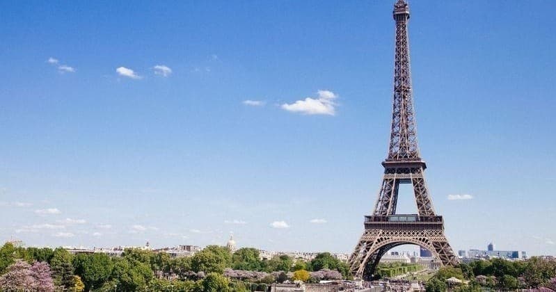 Paris Landmark Tours with Universal Tour Guide