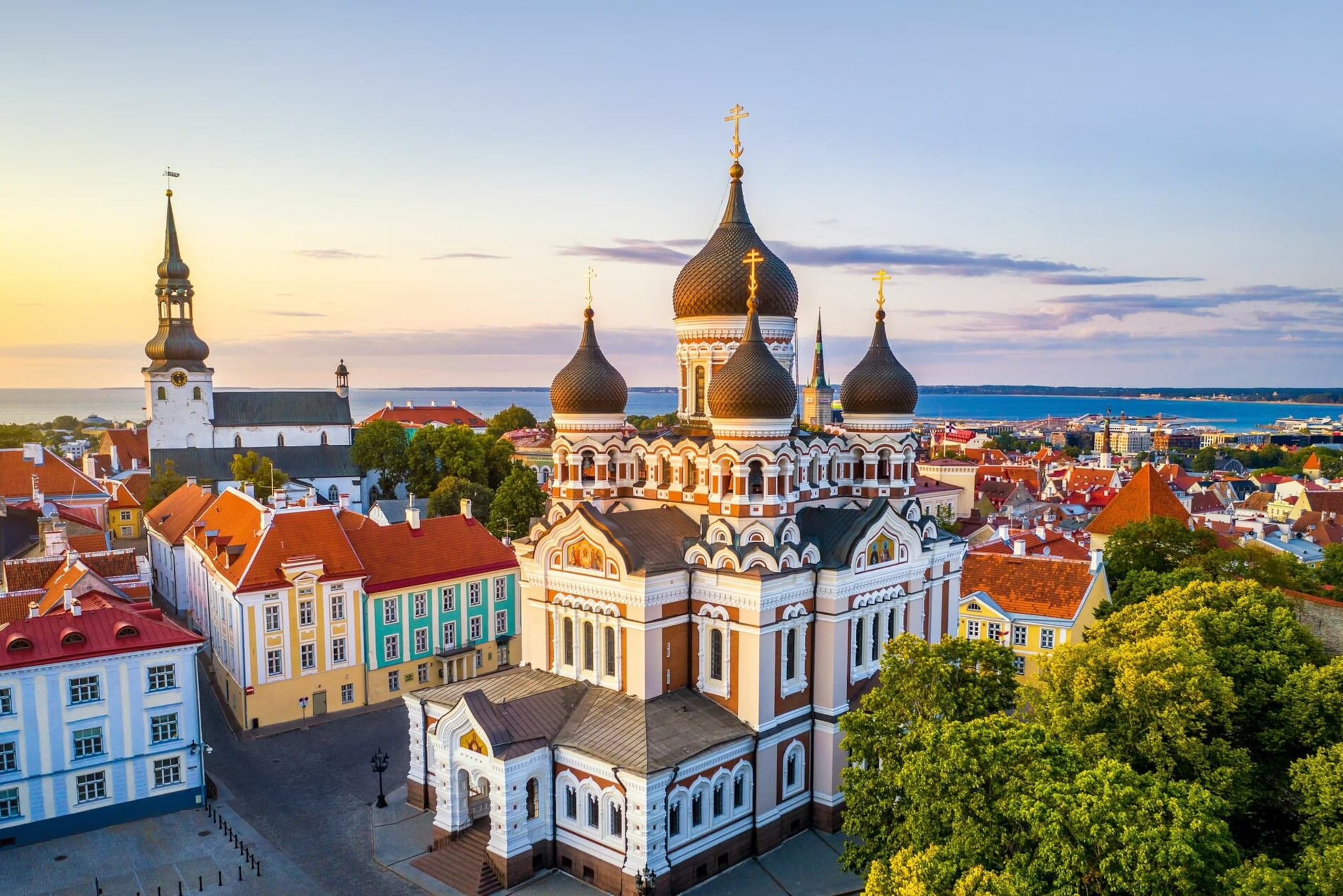Tallinn Private Walking Tour with Amitylux