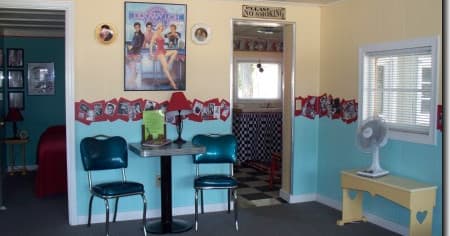 Retro Cabin Retreat at Boppers Bungalo by 59er Diner
