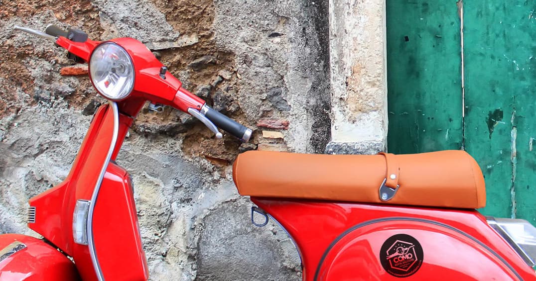 Scoot Lake Como: Rent a Vespa 50cc from Como's Via Manzoni