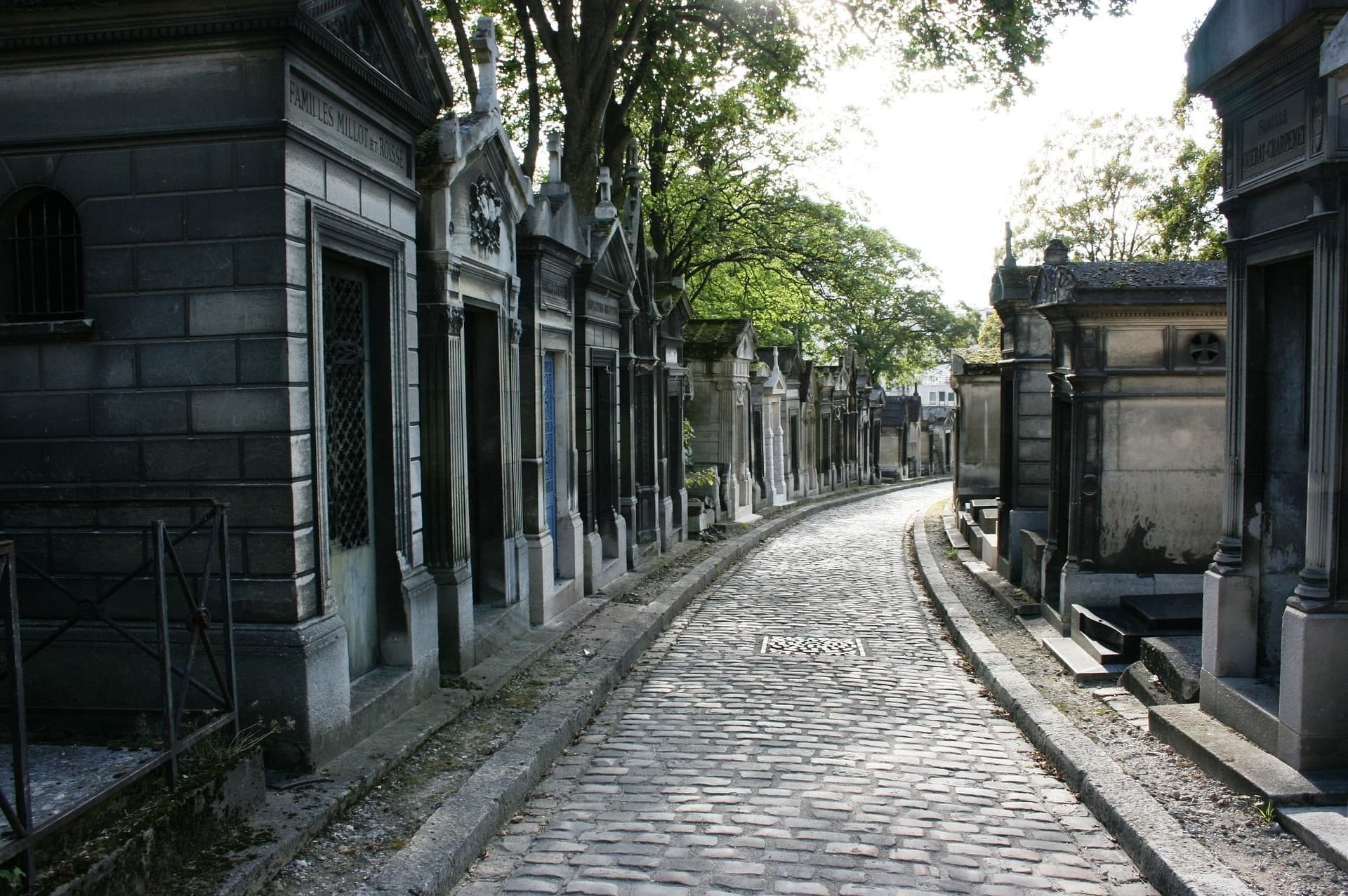 Père Lachaise Cemetery Tours by Bonbon Tours