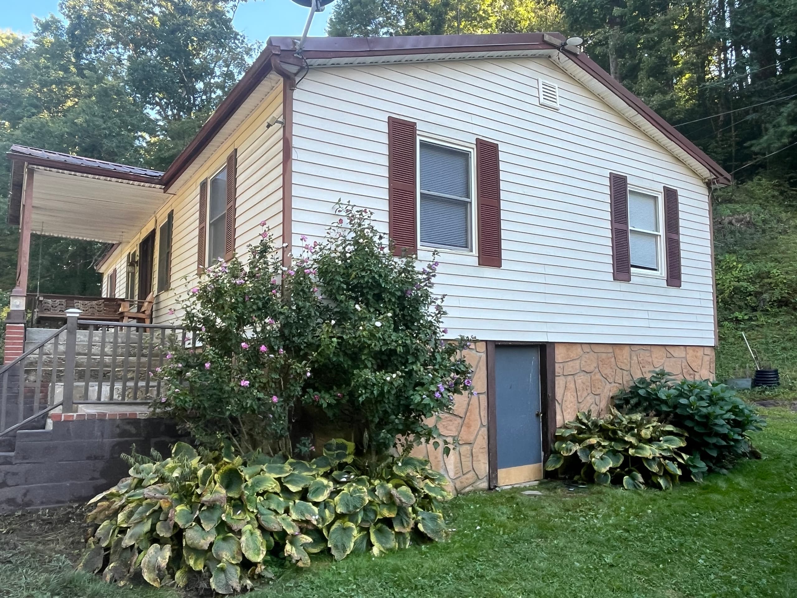 Running Bear-Black Bear Lodge: Group Cabin Steps from Pocahontas Trail in Bluefield, WV