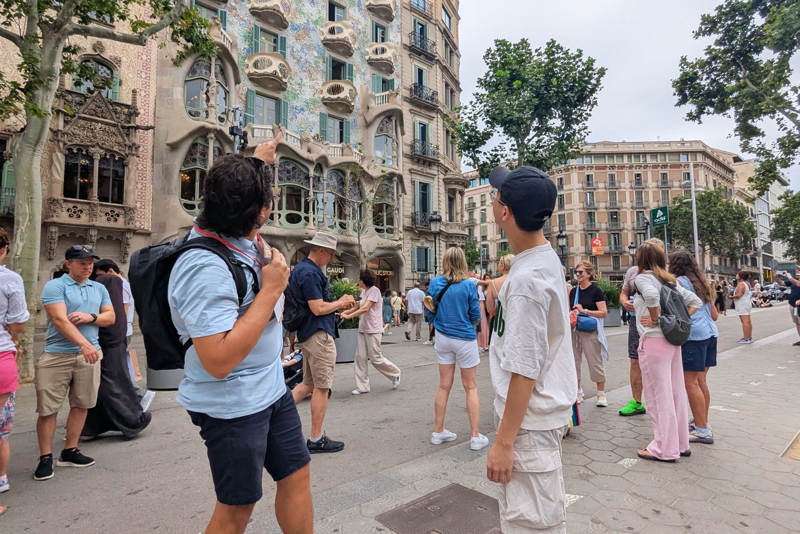 Sun & Moon Modernisme Walking Tour: Passeig de Gràcia’s Modernista Masterpieces