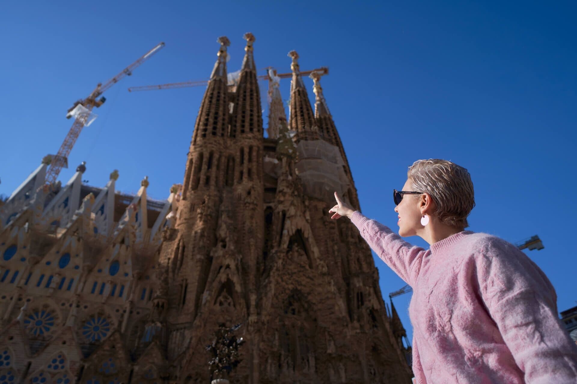 Tourist pointing at Sagrada Família basilica in Barcelona