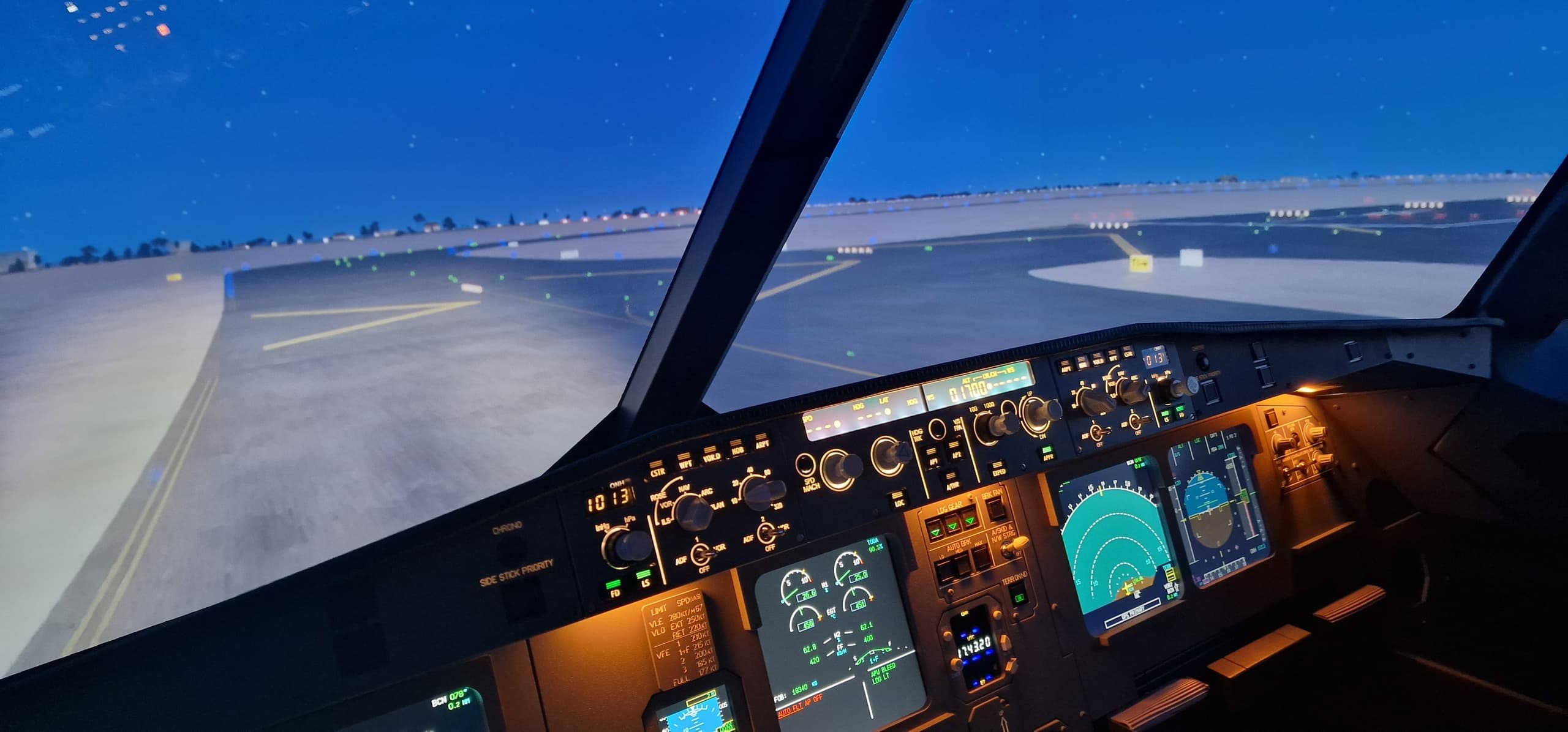 Fly an Airbus A320 in Sevilla: DUO Essential 1-Hour Simulator at Heronfly
