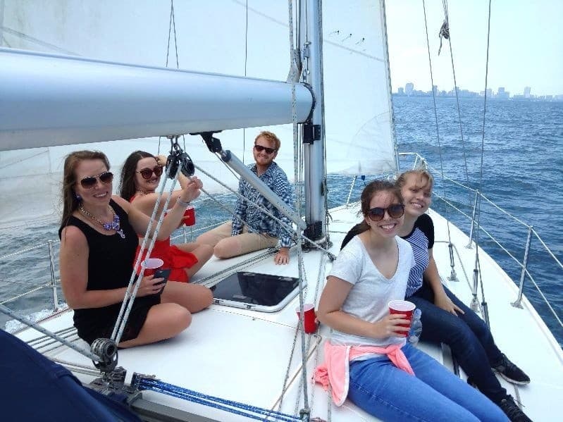 Private Weekend Sailing Charter: 2-Hour Chicago Skyline Cruise on Lake Michigan