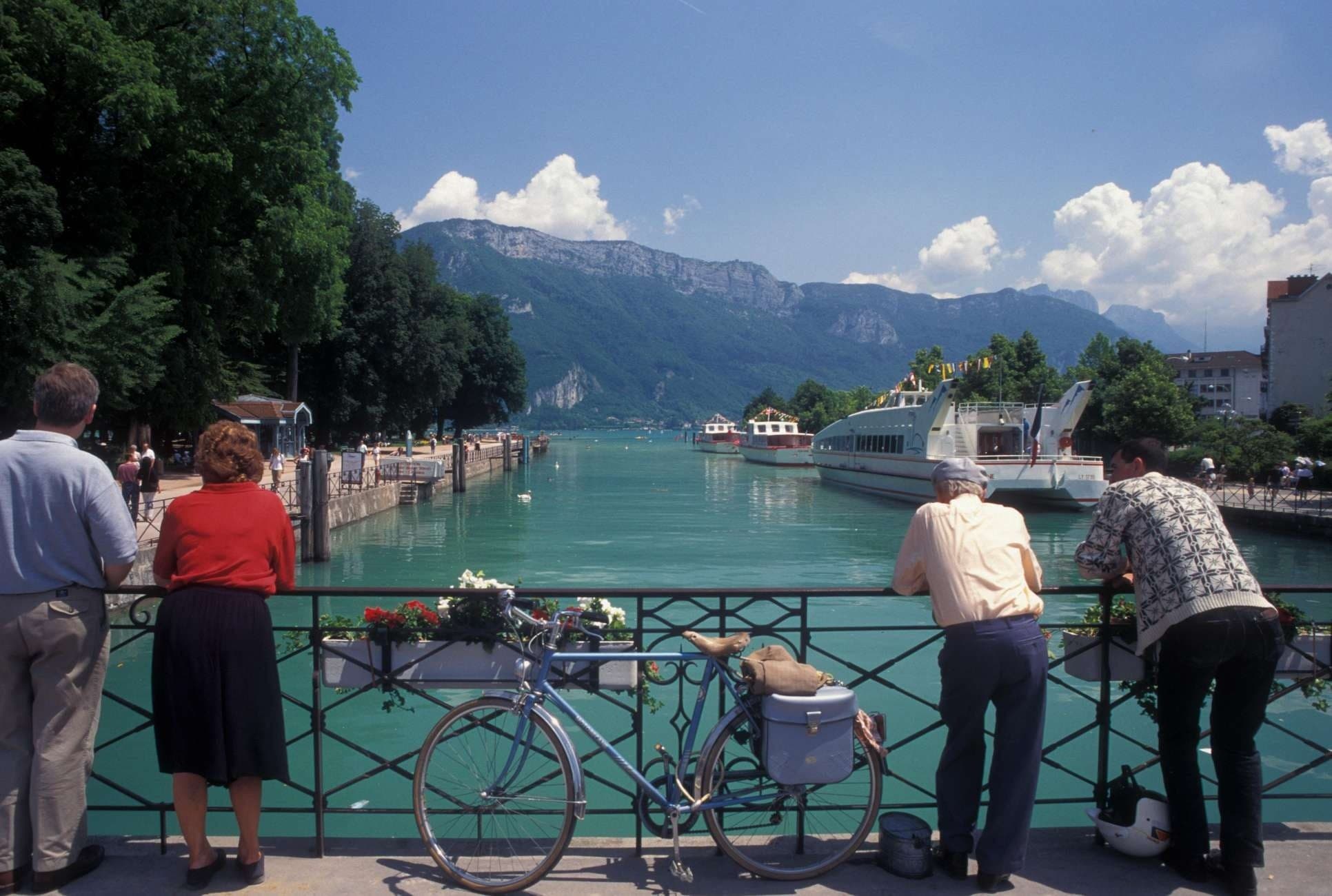 Annecy Old Town Walking Tour and Scenic Lake Cruise photo 2
