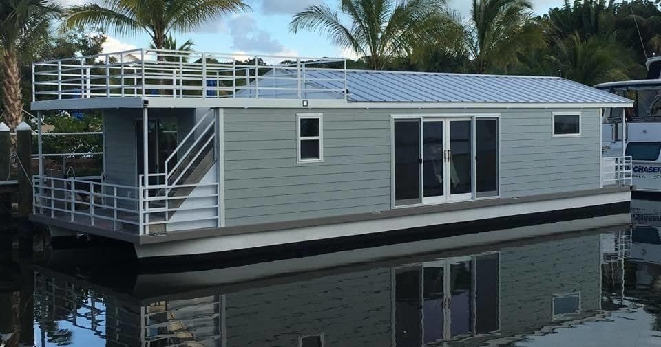 Water-Activities at Villa Sabrina: Houseboat Adventure