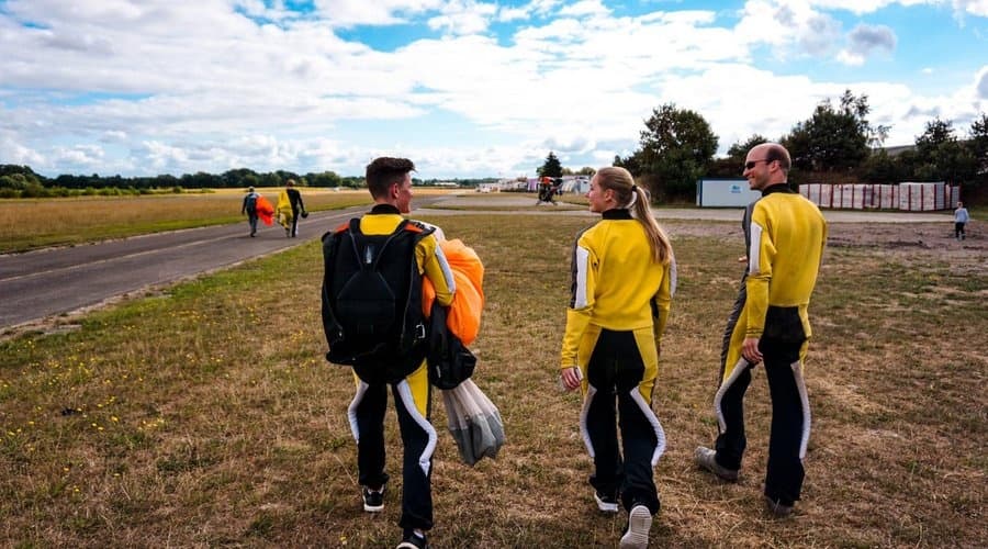 Tandem Skydive from 4,000m in Ganderkesee — Business Class Jump with Media Packages