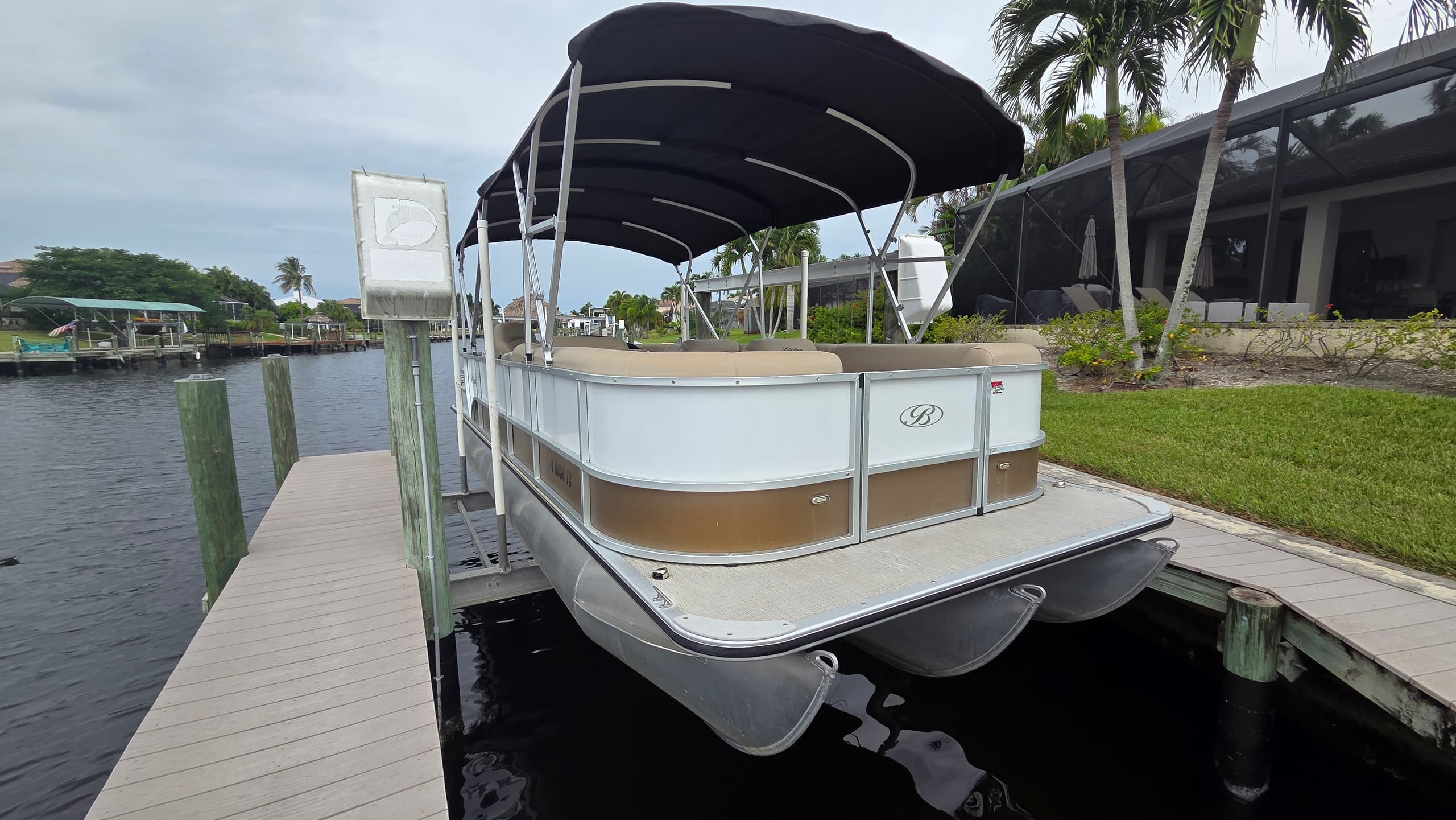 Cruise Cape Coral: Bentley Pontoon 200hp Elite Day Charter