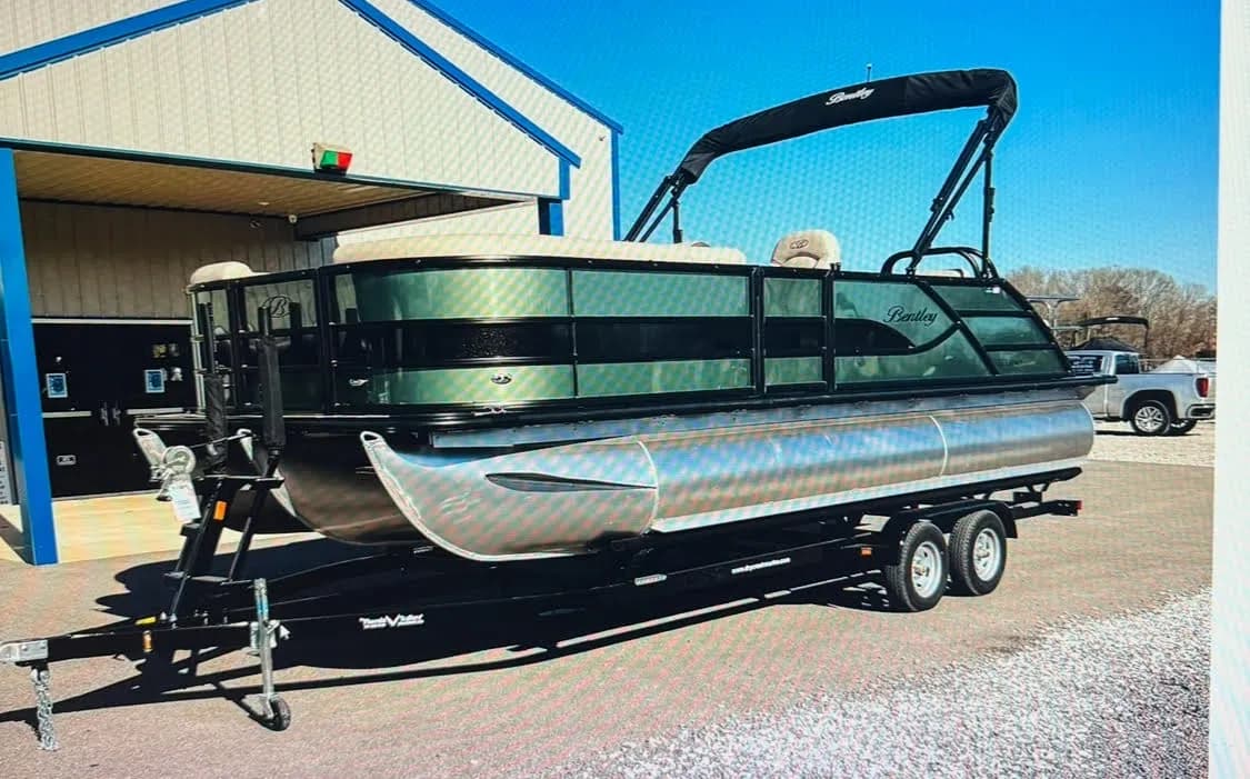Water Activities & Lanier Luxury Boat Rentals: Cruise in Style