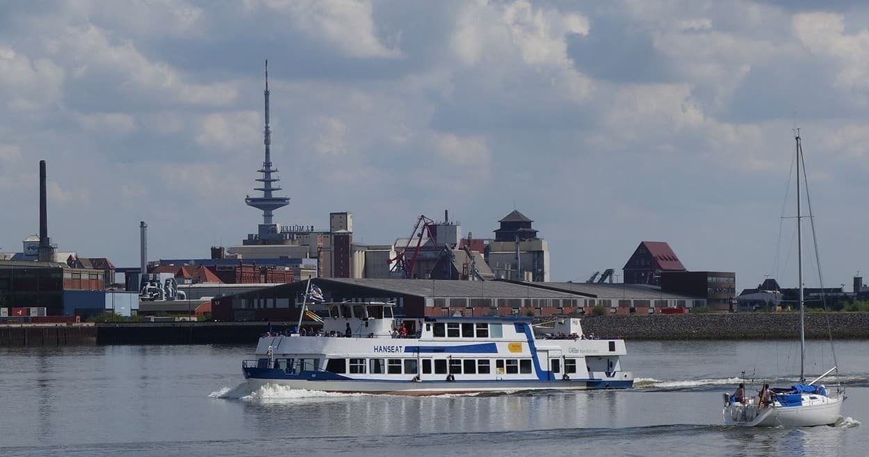 Water Taxi & Scenic Boat Tour: Blumenthal to Bremerhaven with Hal Över