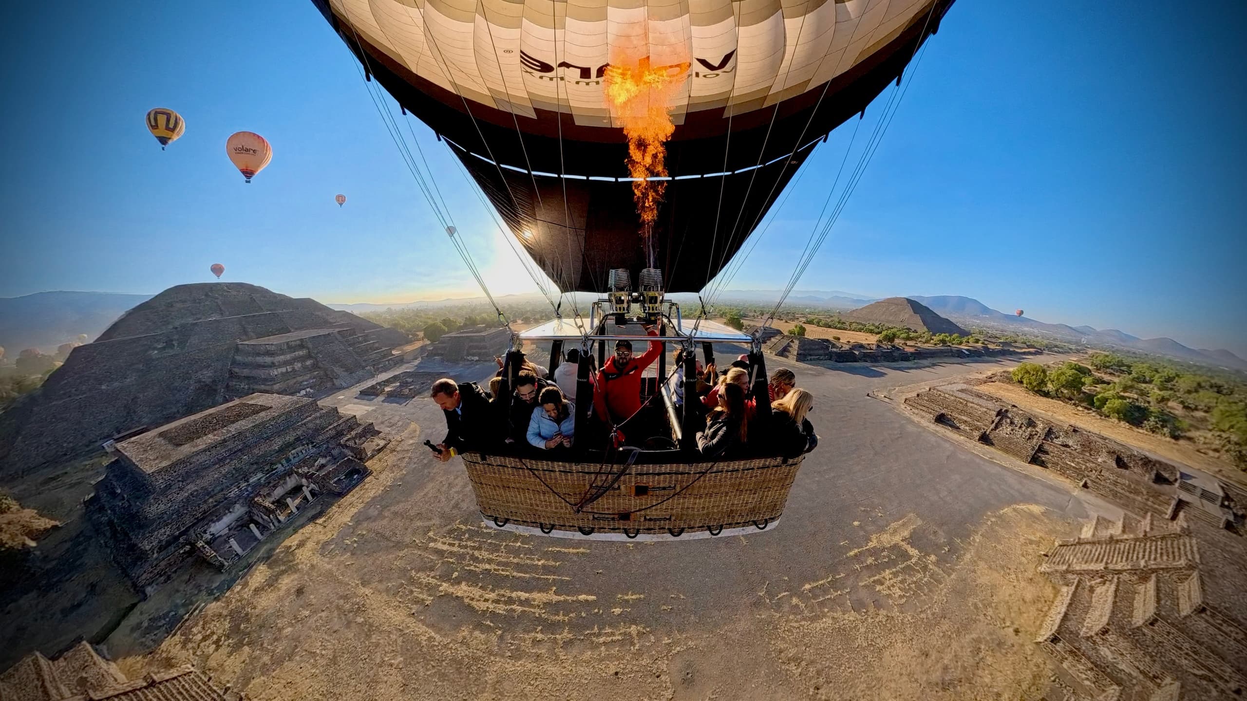 Hot Air Balloon Flights Over Teotihuacán with Volare