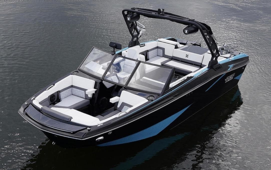 HeyDay H22 Wake Boat Rentals on Okanagan Lake: Captain-Operated Wake Surfing in Kelowna