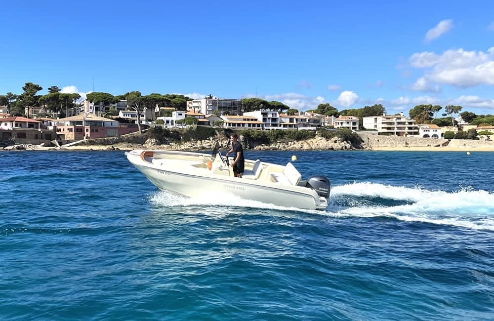 Custom Sailing Palamós: Invictus FX190 Coastal Adventure