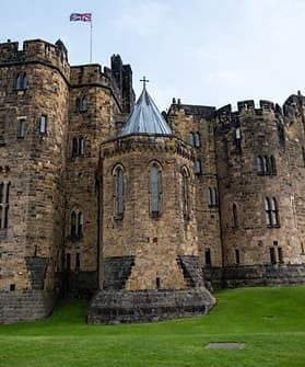 Alnwick Castle and Holy Island (Lindisfarne): Day Tour from Edinburgh