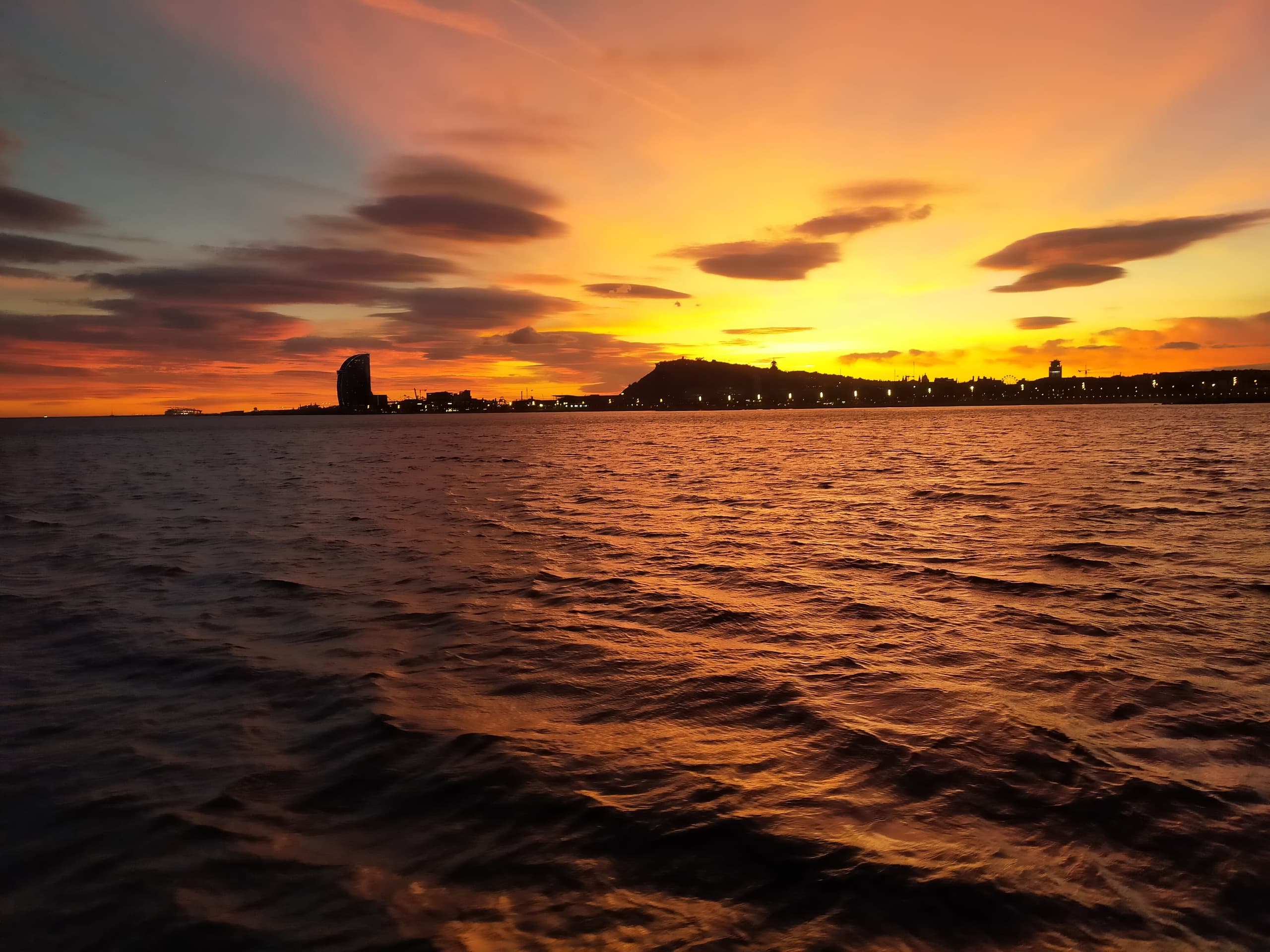 Water-Activities: Barcelona Sailing Day – Sunset Private Tour