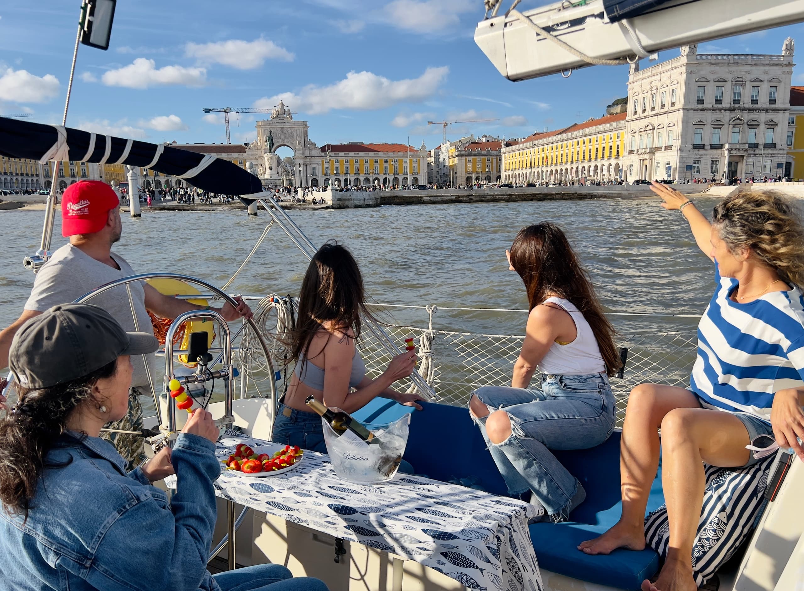 Lisbon Sightseeing Tour with Salty Planet in Neptuno
