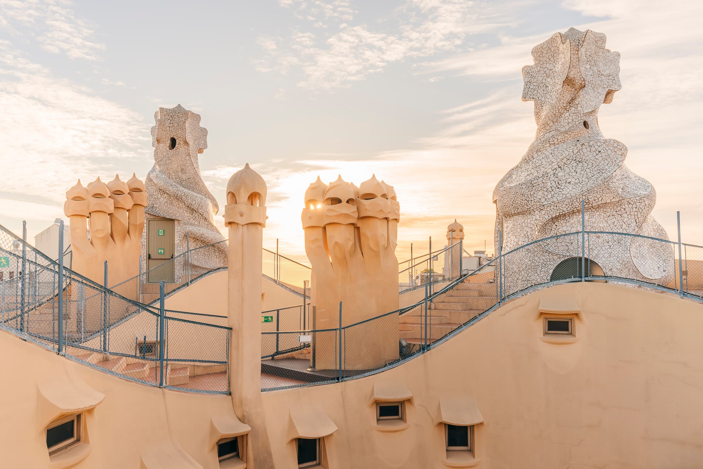 Casa Milà Sunrise Tour in Japanese: Early-Access La Pedrera Experience photo 4