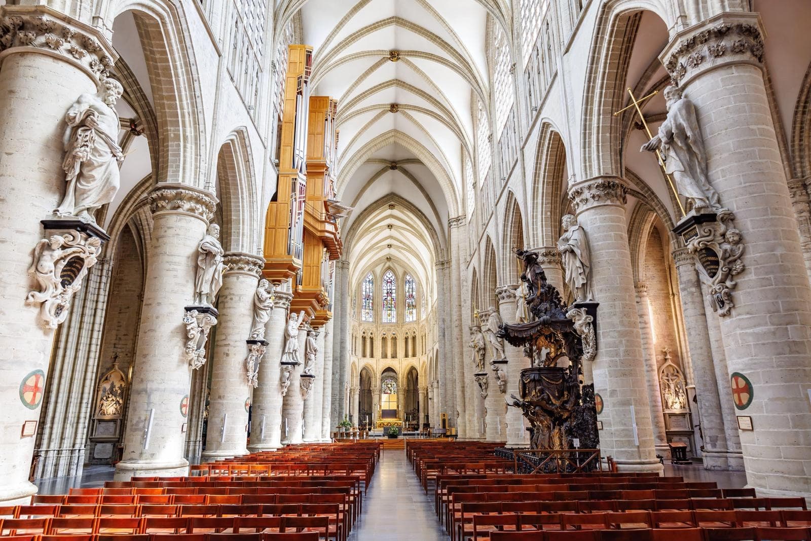 Explore Brussels Cathedral: 1-Hour Guided Tour of Cathédrale Saints-Michel-et-Gudule photo 3