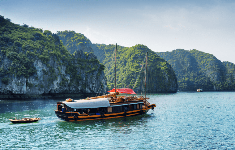 Water-activities in Ha Long Bay with Maika Tours