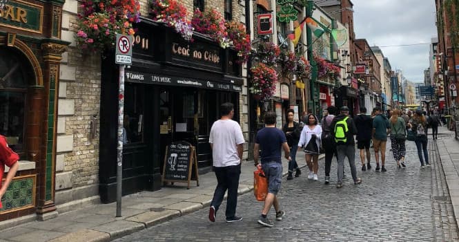 Guided walking tour along cobblestone Temple Bar streets in Dublin