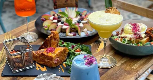 Morning Brunch & Rave in Budapest: Blue Bird’s Two-Hour Coffee and DJ Session
