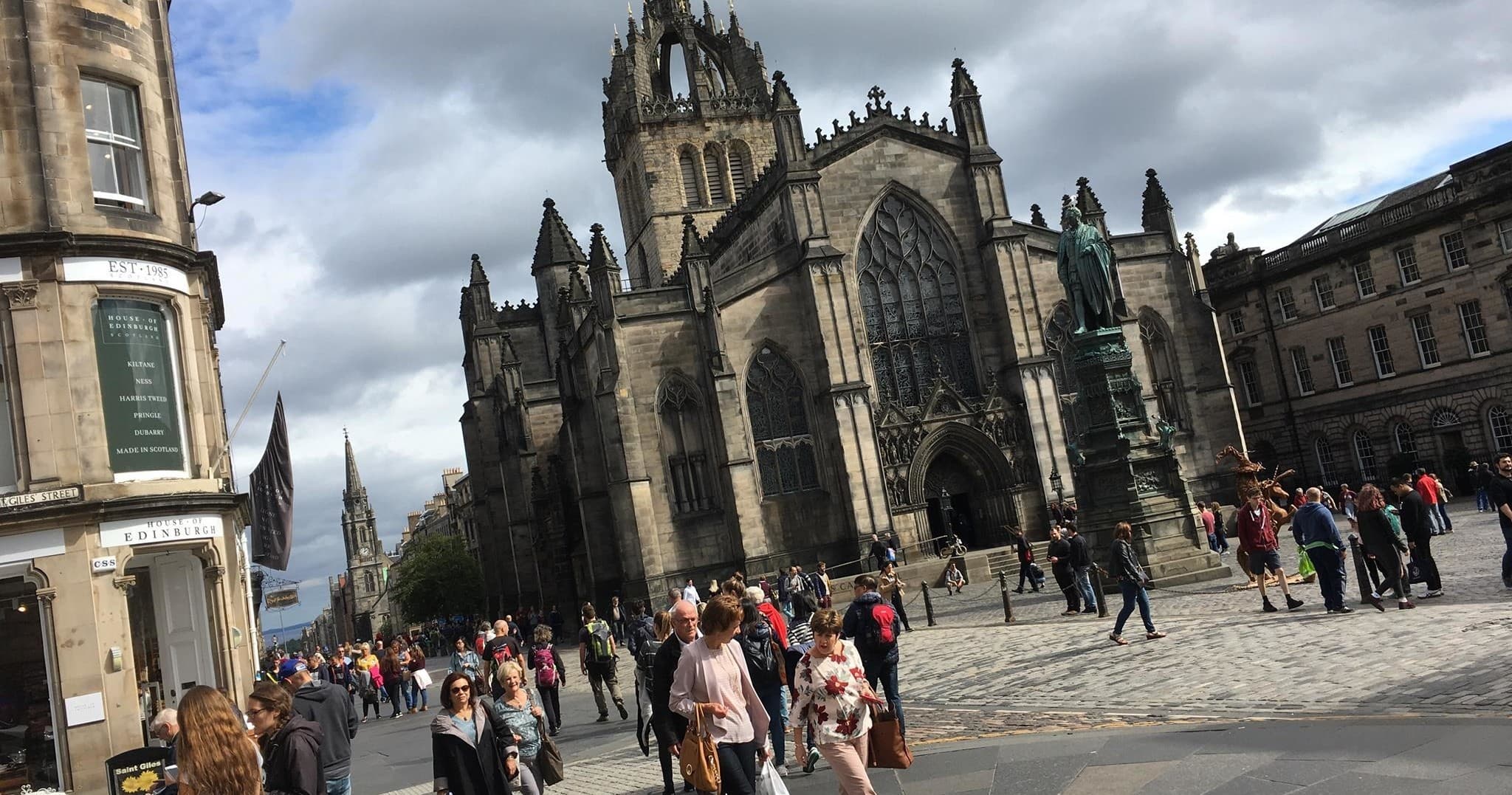 City Walking Tour & Historic Sights in Edinburgh with Iconic Tours