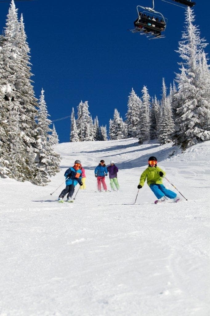 Calgary Morning Ski Transfer: Shared Morning Loop to Lake Louise and Moraine Lake