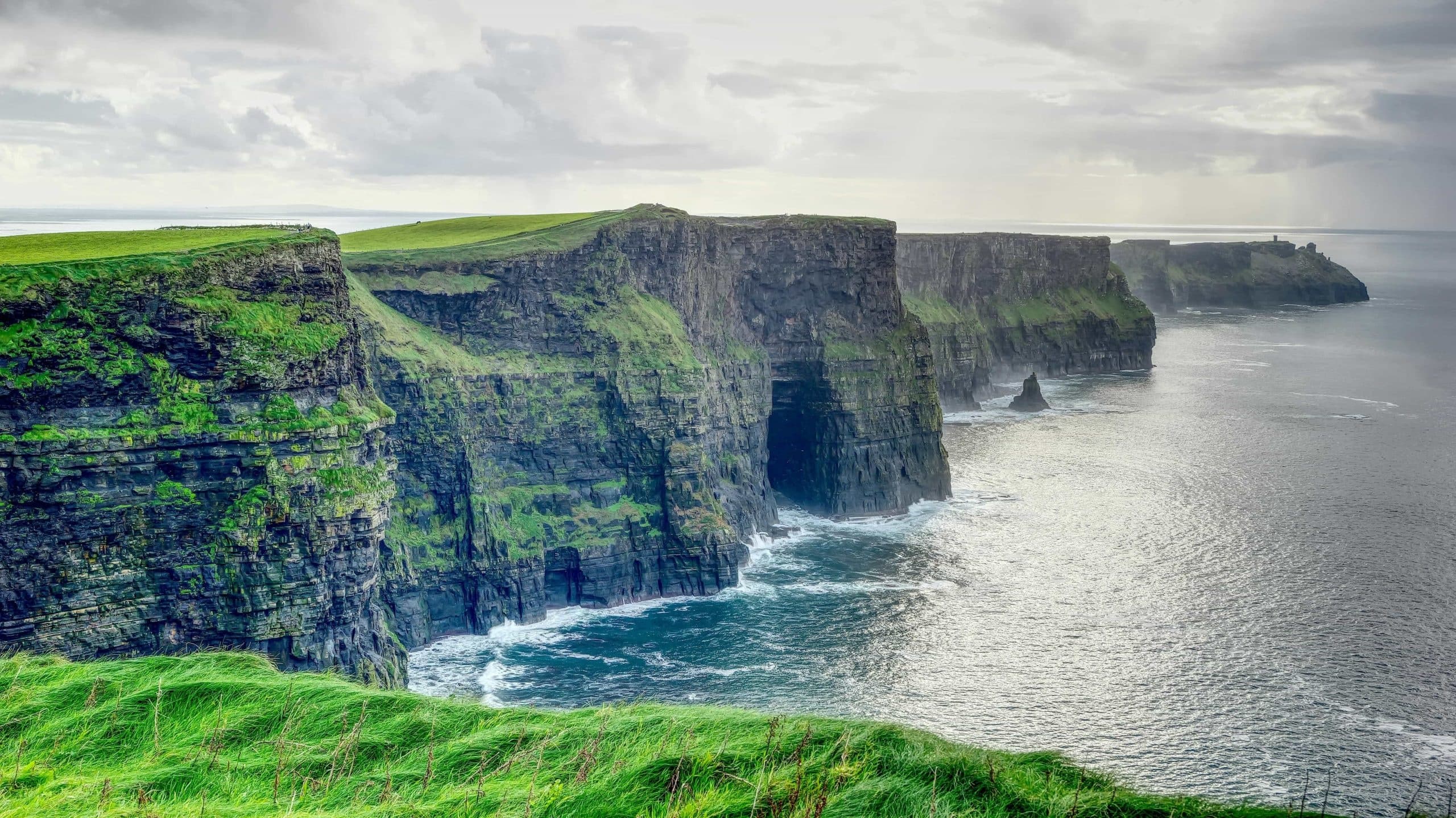 Dublin to Cliffs of Moher and Galway: 2-Day Coach Trip from Dublin
