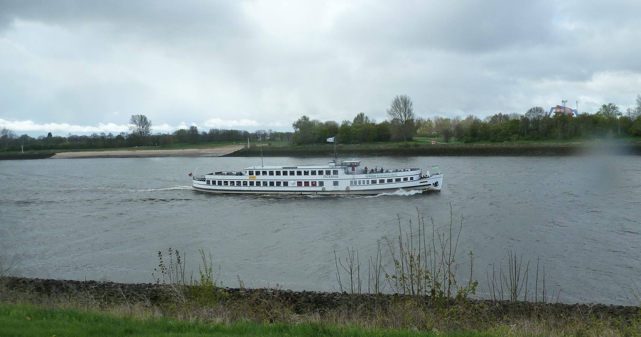 Water Taxi Adventure with Hal Över in Hamburg