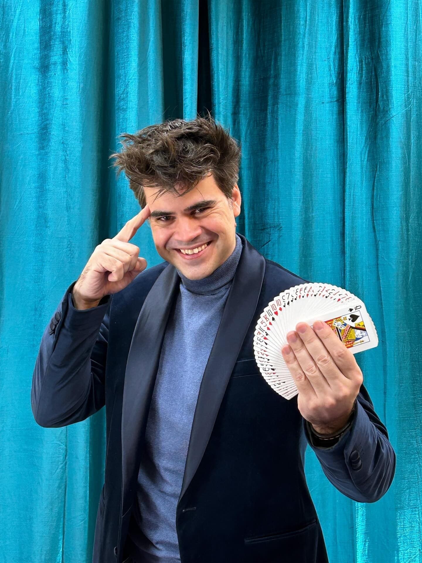 Manu Vera - Hora de Magia: Intimate Magic Show at La Cripta Mágica in Madrid