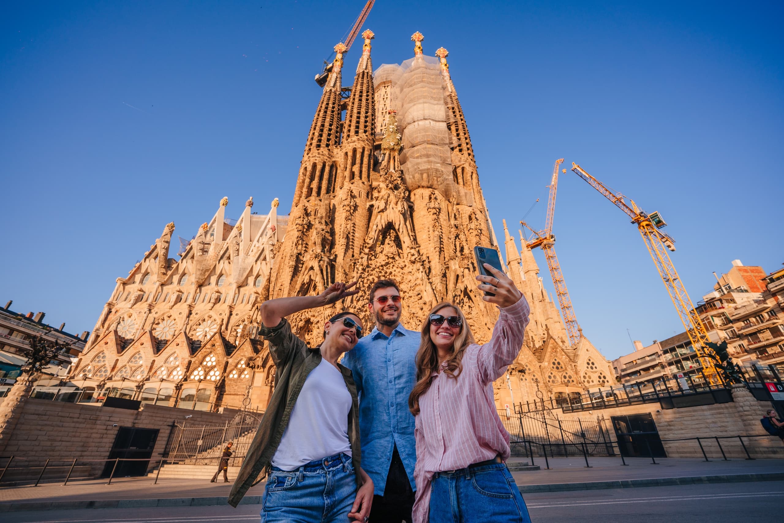 Montserrat & Sagrada Família Tour by World Experience