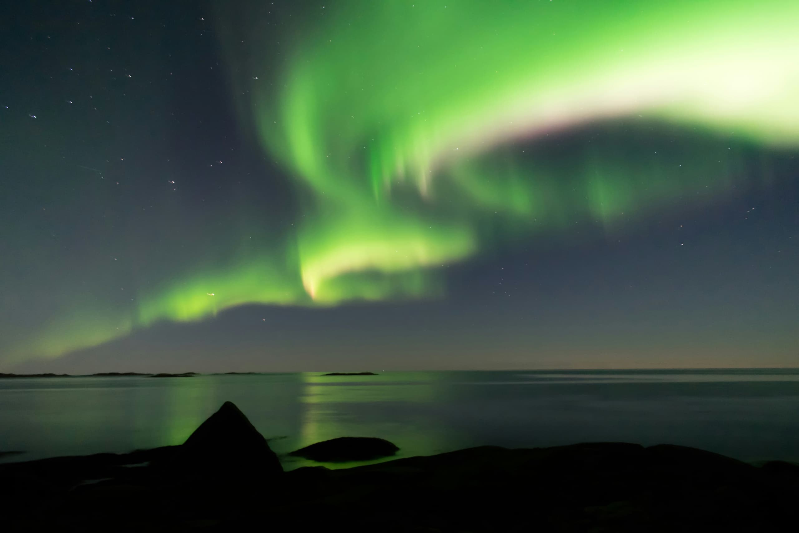 Embrace the Arctic Night: Sauna, Sea Dips, and Northern Lights Magic in Bugøynes, Norway