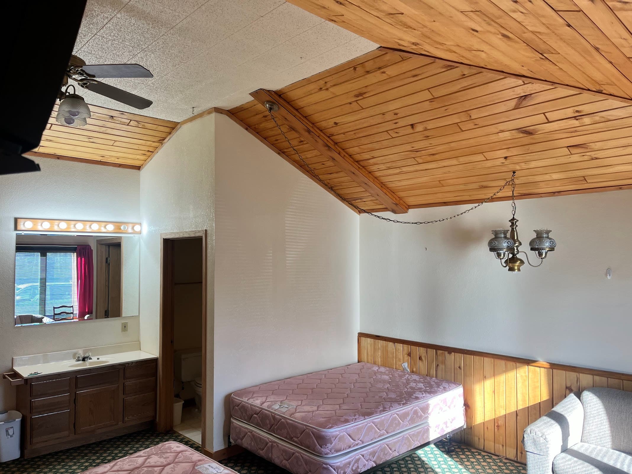 Lodge Room 1: Practical Basecamp Near Kabetogama and Voyageurs National Park photo 3