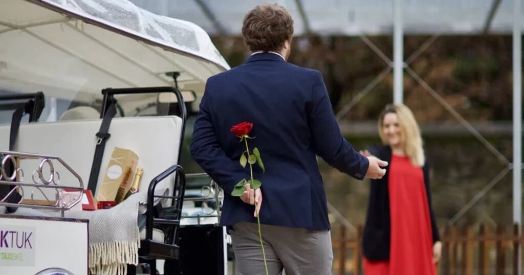 Romantic TukTuk Tour in Genève: Champagne, Roses & Lake Léman Sights