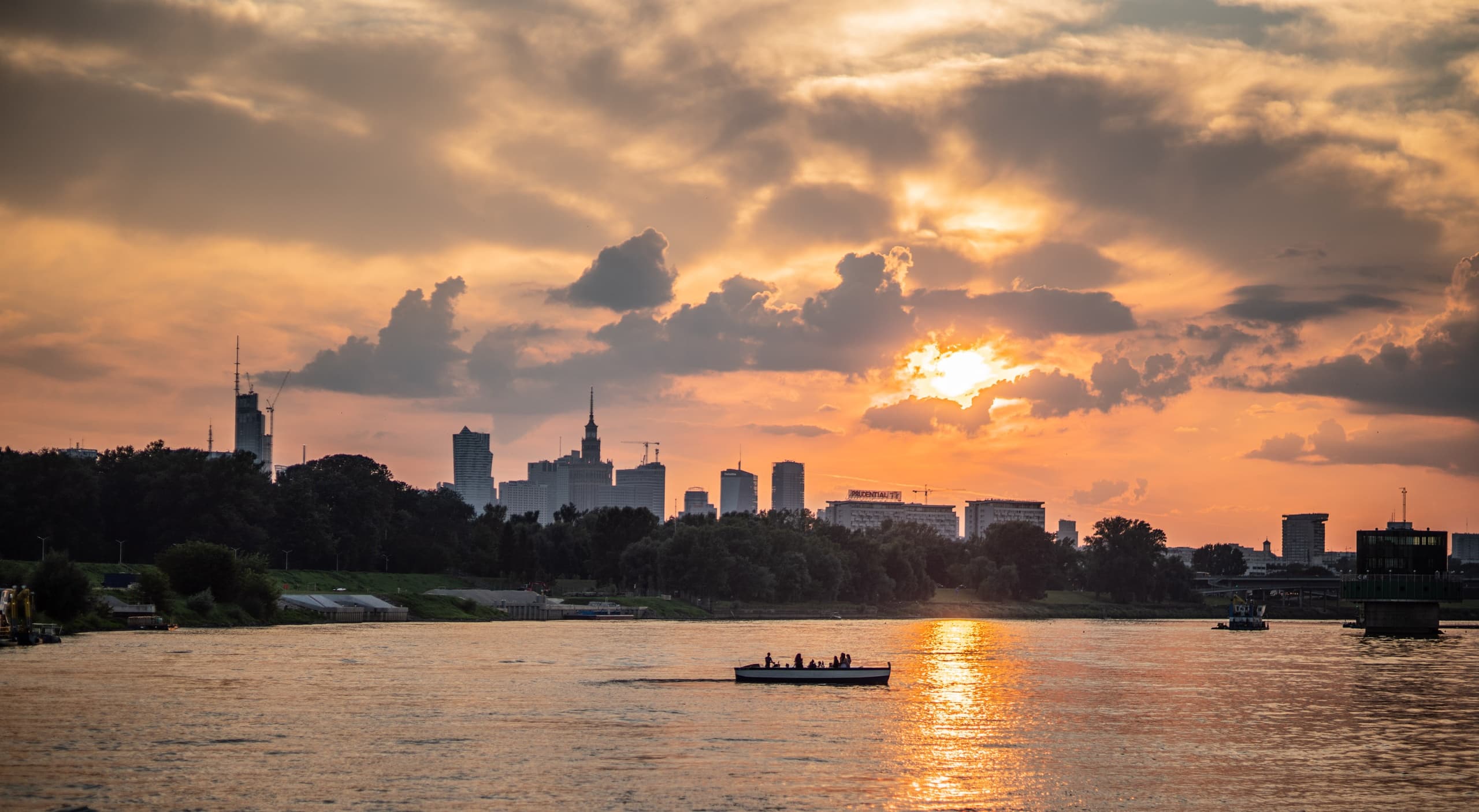 Vistula Views: 30-Minute Wooden Boat Cruise Through Warsaw