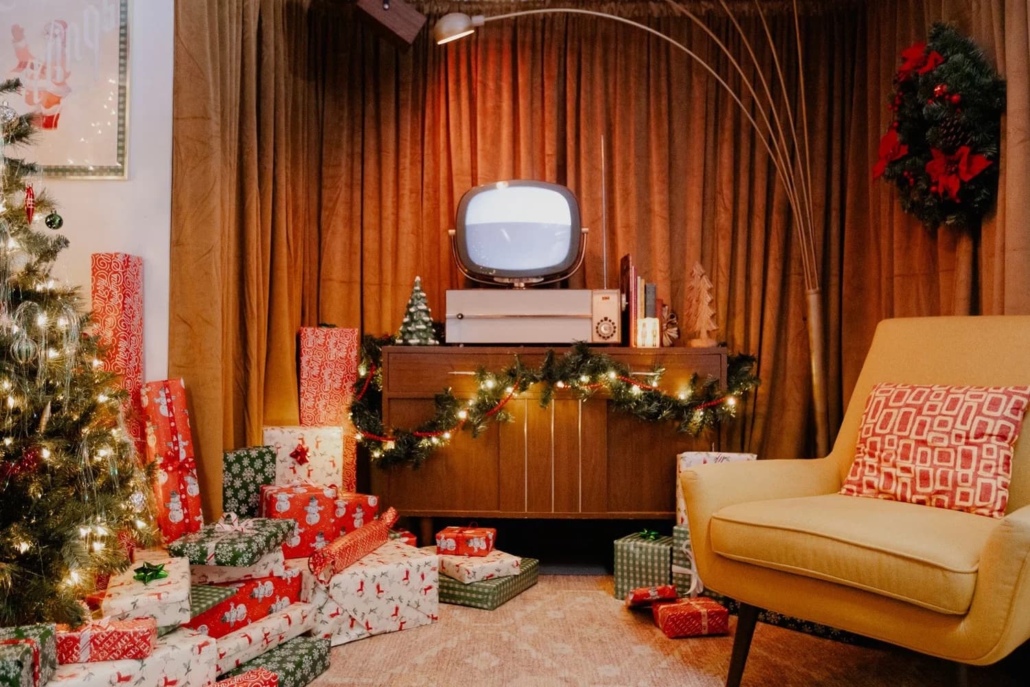 Nashville Christmas Pop-Up Experience: Music Row Studio & Elf-Themed Bar Tour photo 3