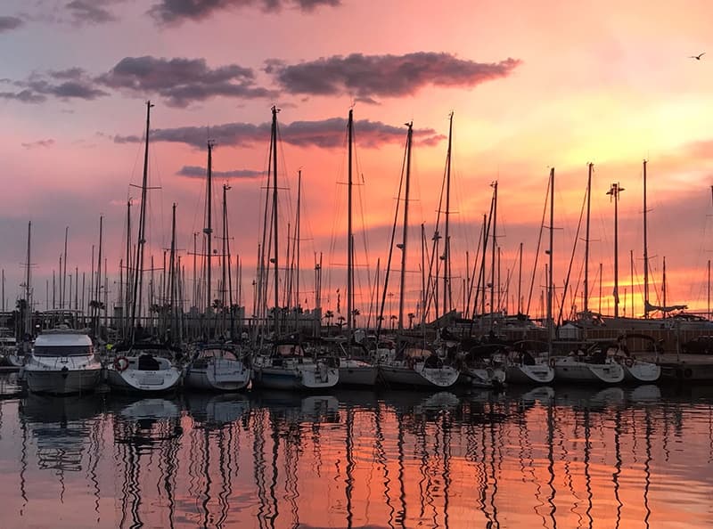 Water-Activities: Sunrise Sailing Tour in Barcelona