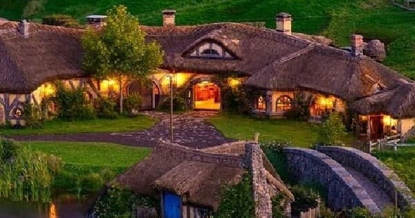 Hobbiton and Waitomo Private Tour: See Glow Worm Caves & Rotorua Geothermal Wonders in One Day