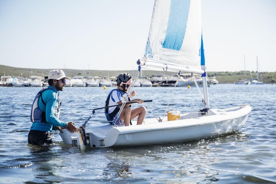 Sailing Adventures for Kids in Fornells Bay: Clase Vela Niños (Nivel 2)