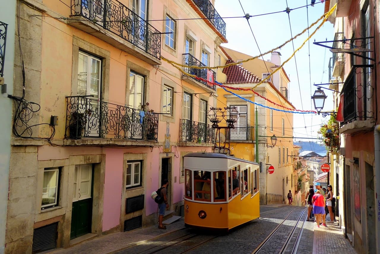 Historic City Tour with Walkative! in Lisbon