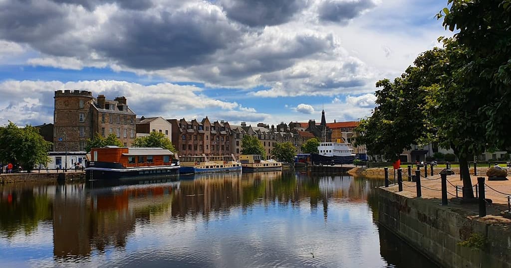 Outdoor Urban Walks with Invisible Cities Tours in Edinburgh
