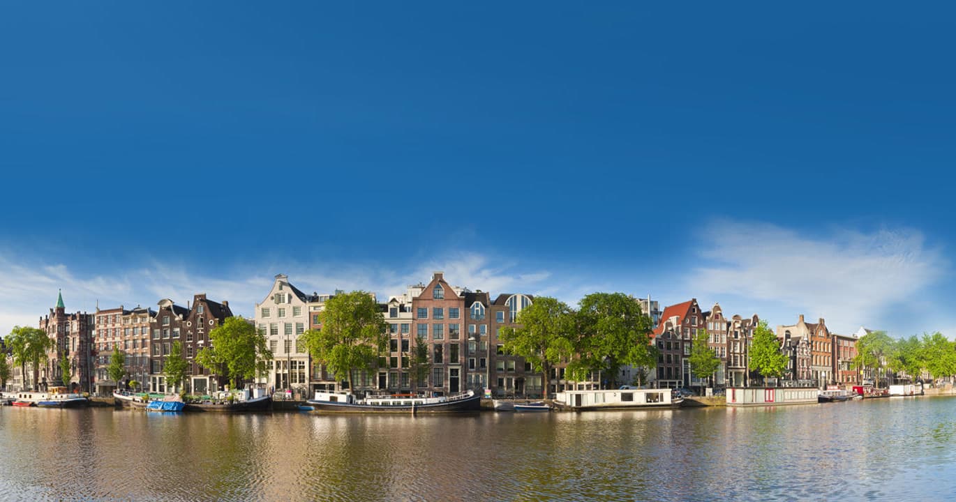 Experience Amsterdam Light Festival: 75-Minute Canal Cruise with Unlimited Drinks