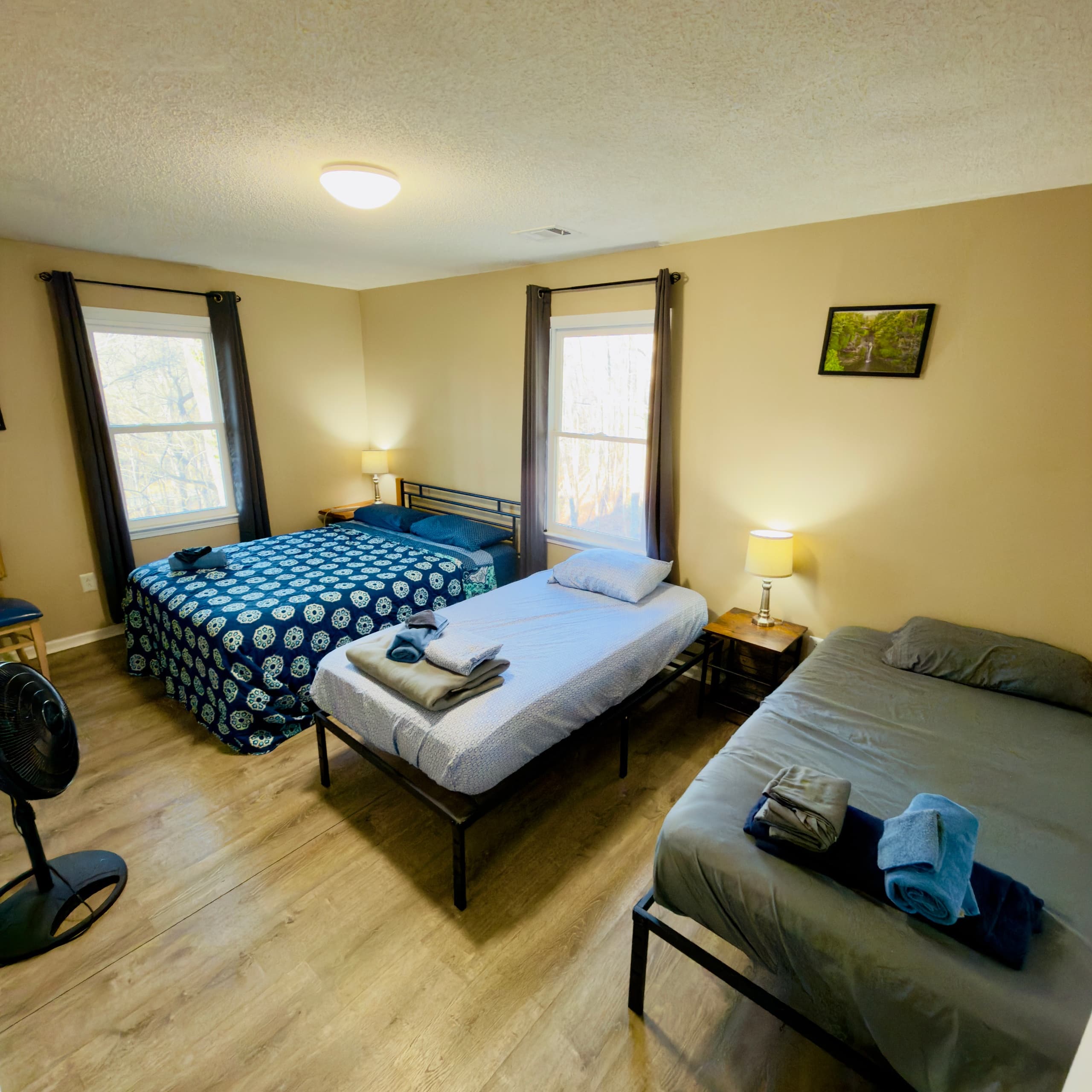 Hike-Ready Basecamp: Private Queen Room Around the Bend in Hiawassee photo 1