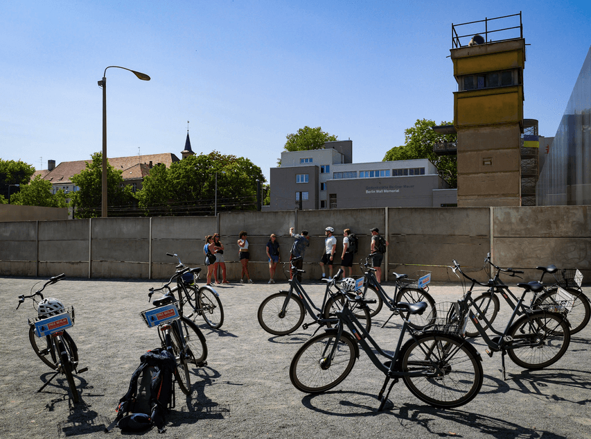 Historical City Bike Tour: Discover Berlin's Past with FREE BERLIN